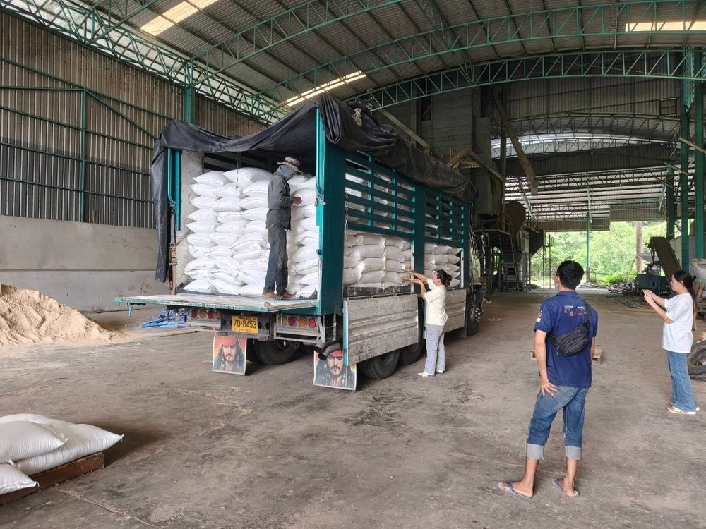 ขนถ่ายสินค้าเกษตรขึ้นรถบรรทุก