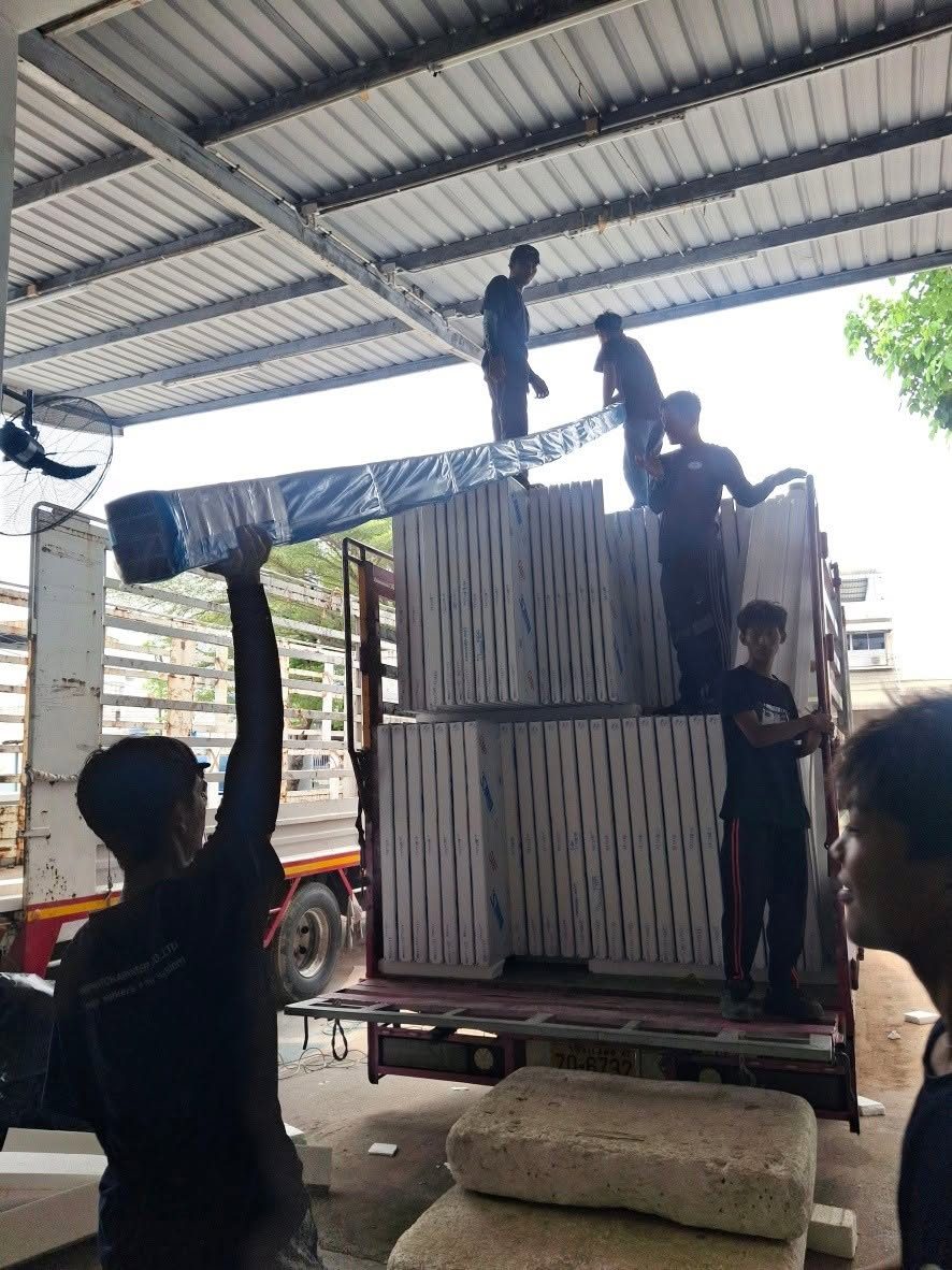 ทีมงานขนถ่ายสินค้าขึ้นรถบรรทุก